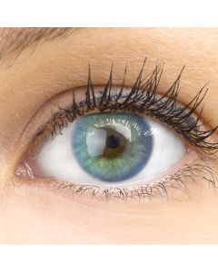 Nahaufnahme der Jasmine Blue Kontaktlinsen, 14mm – weiche, natürliche und stark deckende Silikon-Hydrogel-Linsen für einen intensiven blauen Augenlook.