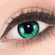 Das Produktfoto zeigt unsere Crazy gruen Farbige Kontaktlinse Green Flower in einem echten Auge
