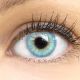 Das Produktfoto zeigt unsere Farbige Blaue Kontaktlinse Jasmin Blue in einem echten Auge